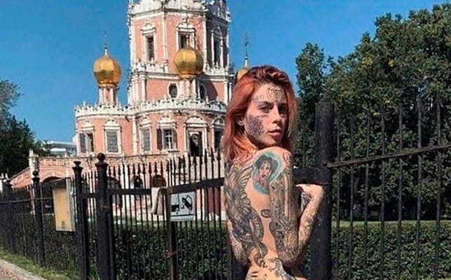 صانعة محتوى روسية عارية أمام كنيسة watanserb.com