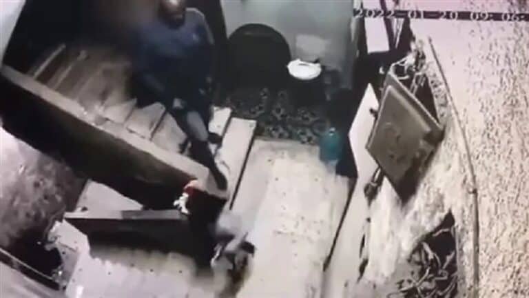 سائق يتحرش بطفلة watanserb.com