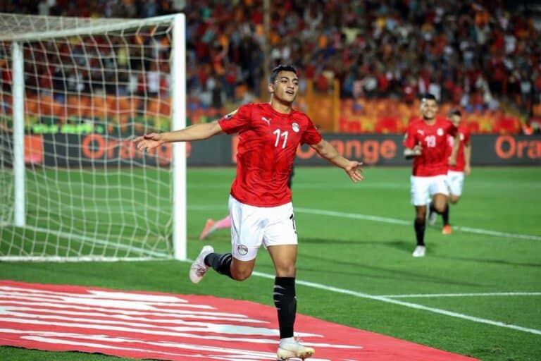 القبض على طالب يؤدي الامتحان بدلاً من نجم منتخب مصر مصطفى محمد watanserb.com