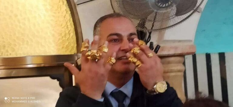 نساء قرية مراح رباح في بيت لحم يتبرعن بمصاغاتهن الذهبية لتوسعة مسجد watanserb.com