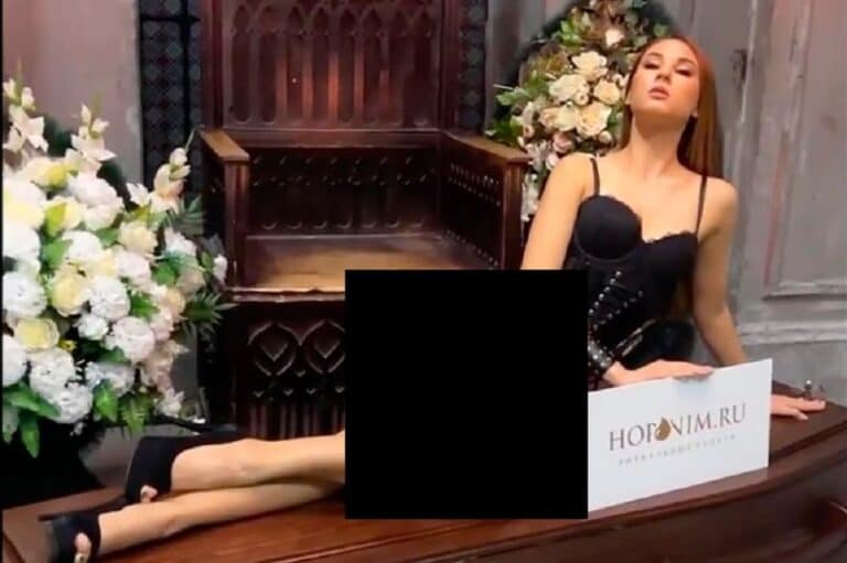 إعلان لشركة جنائزية في روسيا يستخدم نساء شبه عاريات يثير موجة من الغضب watanserb.com