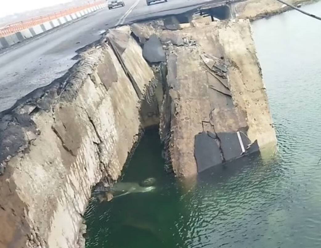 الجسر الذي دمر بعد أن فجره الجندي فيتالي شاكون