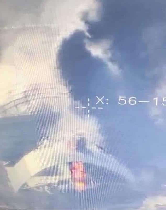 صورة تظهر آثار هجوم بقذيفة روسية على مطار جوستوميل، شمال غرب كييف الذي أصاب الطائرة