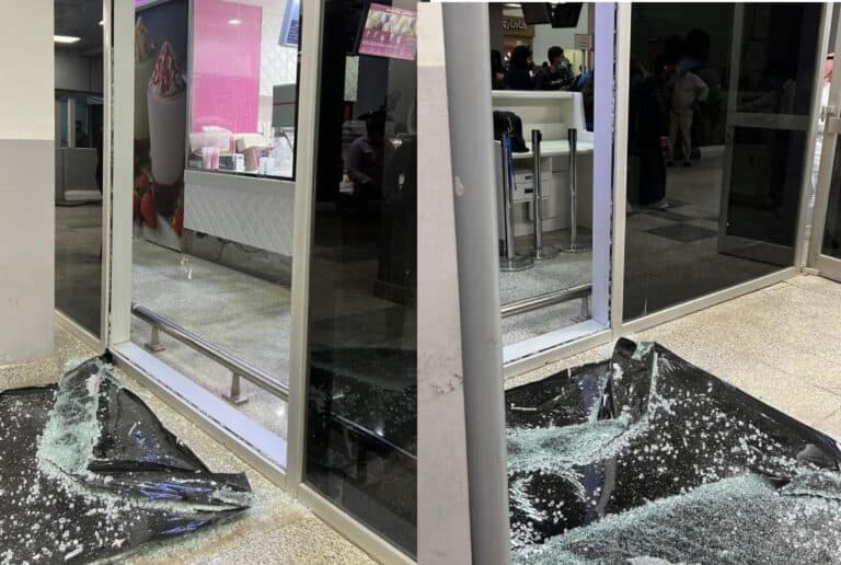 الحوثي يقصف مطار الملك عبد الله في جازان .. إصابات بينها حرجة وتوقف حركة الطيران مطار الملك عبد الله في جازان watanserb.com