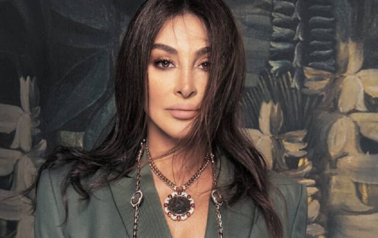 إليسا تتصدر مواقع التواصل بتصرفها الغريب مع مُعجب وملابسها "شبه العارية"! watanserb.com