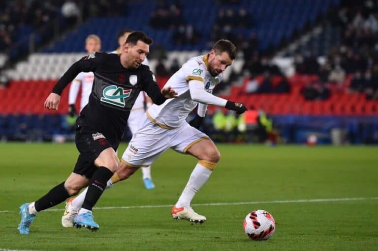 ليونيل ميسي يرتدي قميص رقم 10 مع باريس سان جيرمان watanserb.com