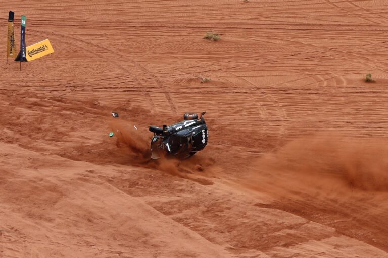 إسبانية تنجو من الموت بأعجوبة في سباق للسيارات بالسعودية (شاهد) إسبانية تنجو من الموت المحقق بعد تعرضها لحادث مروع في سباق للسيارات بالسعودية watanserb.com