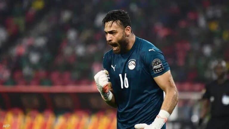 الحارس أبو جبل وزجاجة مياه التي اعتد عليها في التصدي لركلات الترجيح watanserb.com