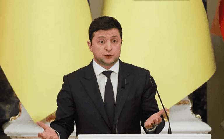 فولوديمير زيلينسكي .. من لعب دور الرئيس على التلفزيون إلى قيادة المقاومة الأوكرانية الرئيس الأوكراني فولودمير زيلينسكي watanserb.com