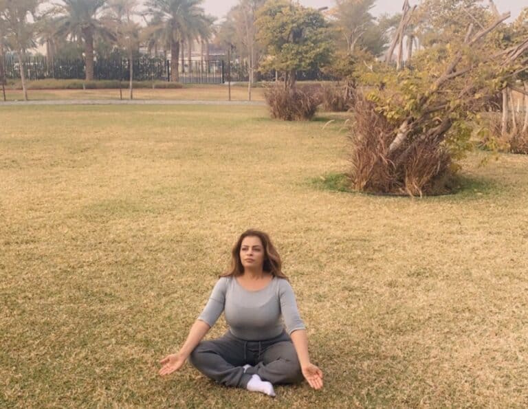 محامية كويتية تمارس اليوغا في حديقة عامة احتجاجًا على قرار وزارة الداخلية القاضي بمنعها المحامية أريج حمادة تمارس اليوغا watanserb.com