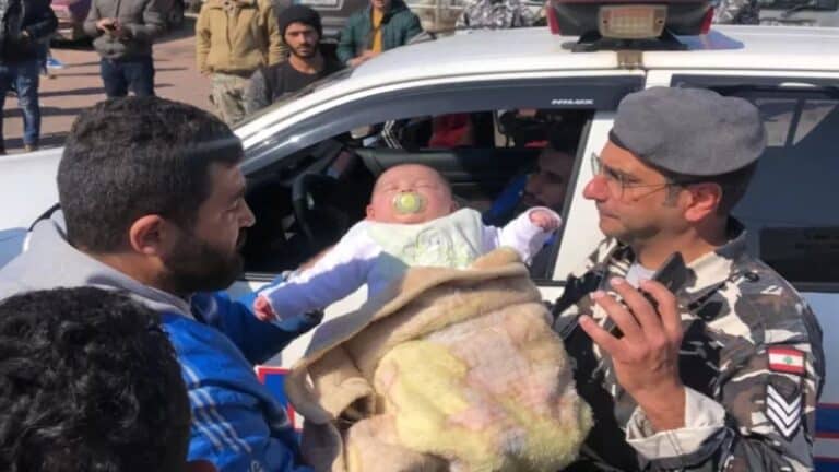 بائع سمك يقدم طفلته لضابط الدورية watanserb.com