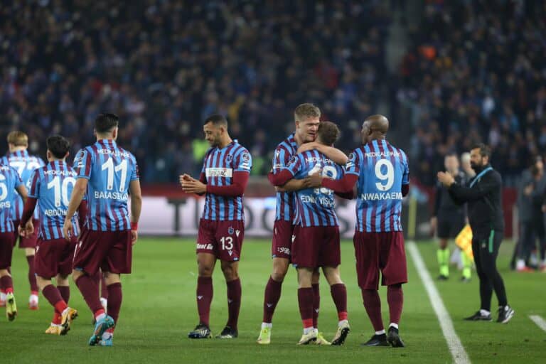 احتفال فريق طرابزون سبور بعد فوزه على الوصيف كونيا سبور في قمة منافسات الدوري التركي watanserb.com