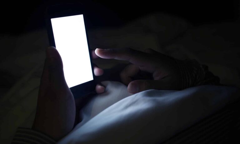 هل يؤثر تصفح الانترنت أو مشاهدة التلفاز على نومك؟ دراسة جديدة تكشف مفاجأة! watanserb.com