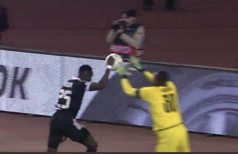 لاعب كرة قدم يطلب من حكم المباراة إلغاء هدفه بعد احتسابه في المباراة watanserb.com