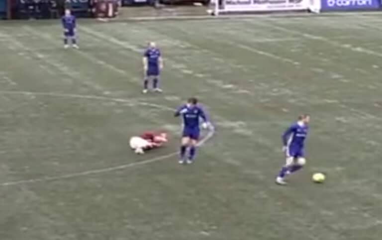 الحكم لم يرى اللقطة .. لاعب ينطح منافسه بالرأس كادت أن تفقد عينيه (شاهد) لاعب ينطح رأس منافسه في الدوري الإسكتلندي والحكم لم يرى اللقطة watanserb.com