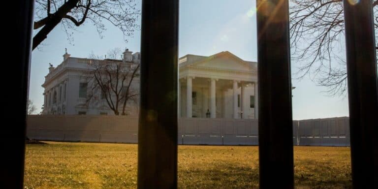 مسؤولان كبيران لترامب يصابان بـ “مرض غامض” أثناء وجودهما في واشنطن مرض غامض متلازمة هافانا watanserb.com