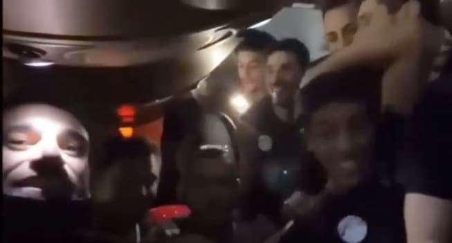 محمد صلاح يحتفل بتأهل المنتخب المصري لنهائي أمم أفريقيا وسط أجواء احتفالية مميزة محمد صلاح وأغنية روبي خلال الاحتفال برفقة زملائه بالتأهل في كأس أمم أفريقيا 2022 watanserb.com