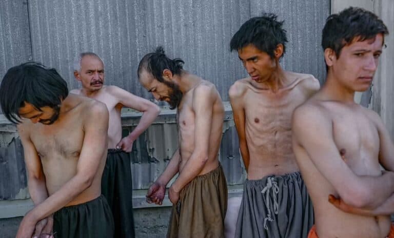 مأساة داخل مستشفى لعلاج مدمني المخدرات في أفغانستان ووقائع صادمة وعنف مروع مدمني المخدرات في أفغانستان watanserb.com