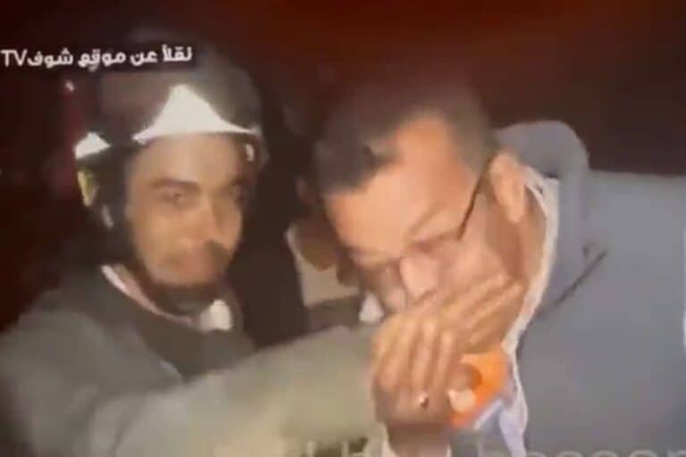 مذيع يقبل يد أحد عناصر فريق انقاذ الطفل ريان watanserb.com
