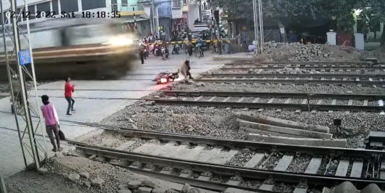 سائق دراجة نارية ينجو من الموت بأعجوبة بعد اقترابه من قطار سريع في مومباي نجاة سائق دراجة نارية من الموت المحقق أمام قطار watanserb.com