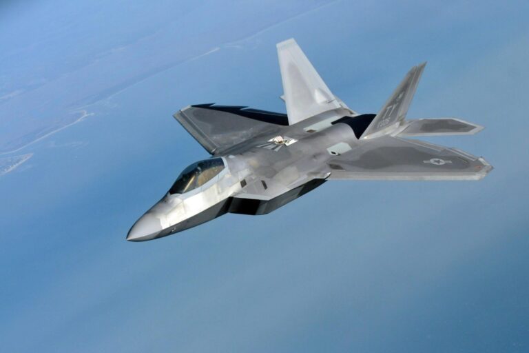 وصول مقاتلات أمريكية من طراز F-22 إلى الإمارات watanserb.com