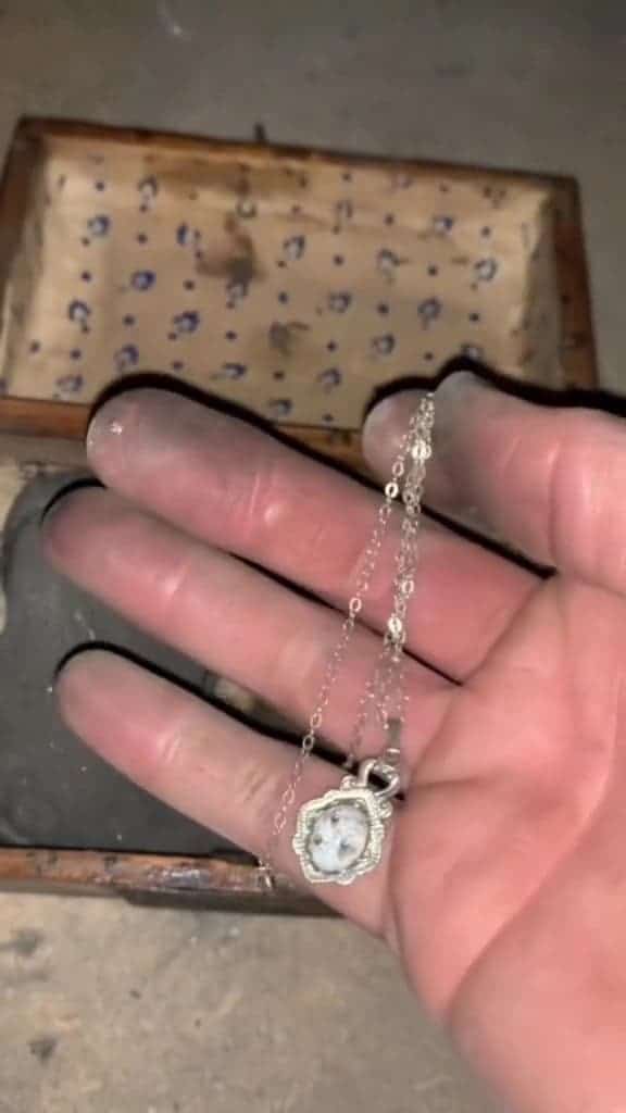 صندوق غريب في جدار منزل