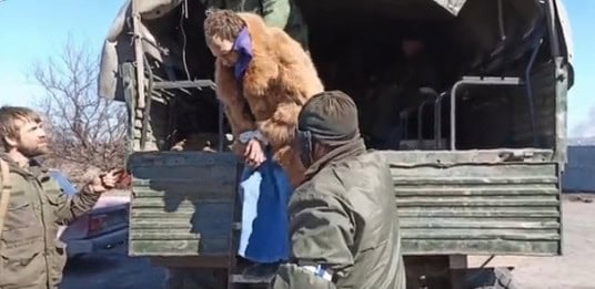 الجيش الروسي يكتشف جنودًا أوكرانيين يتنكرون بزي نسائي أثناء محاولة هروبهم من ماريوبول الجيش الروسي watanserb.com