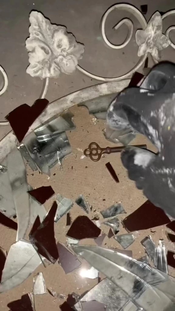 صندوق غريب في جدار منزل