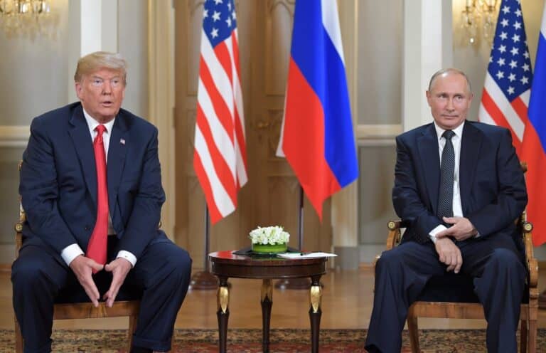 قميص حمله ترامب وعليه صورة بوتين watanserb.com