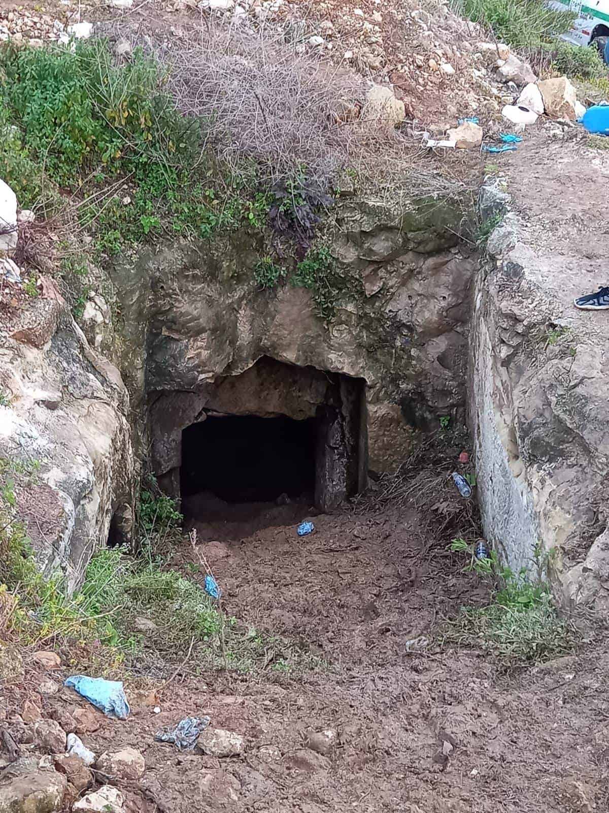 المغارة التي قتلت فيها الأم وبناتها الثلاثة 