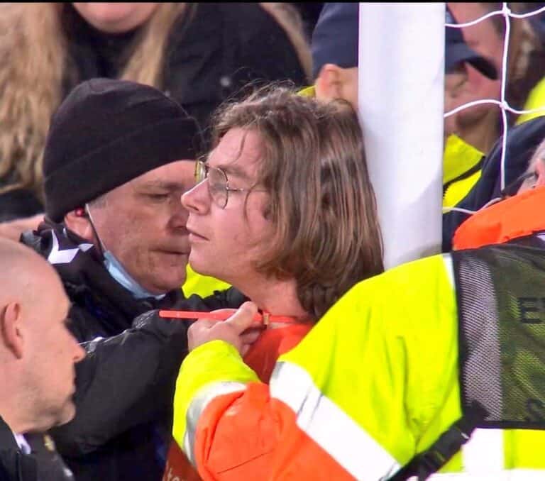 مشجع يربط نفسه بالمرمى يتسبب في توقف مباراة إيفرتون ونيوكاسل بالدوري الإنجليزي تصرف مشجع يُوقف مباراة مباراة إيفرتون ونيوكاسل watanserb.com