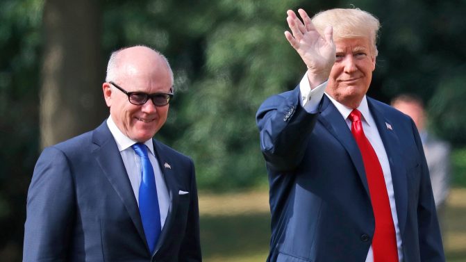 جونسون قريب من الرئيس الأمريكي السابق دونالد ترامب