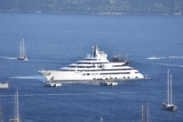 الكشف عن التصميمات الداخلية الفاخرة ليخت “بوتين” البالغ ثمنه 700 مليون دولار (شاهد) يخت بوتين watanserb.com