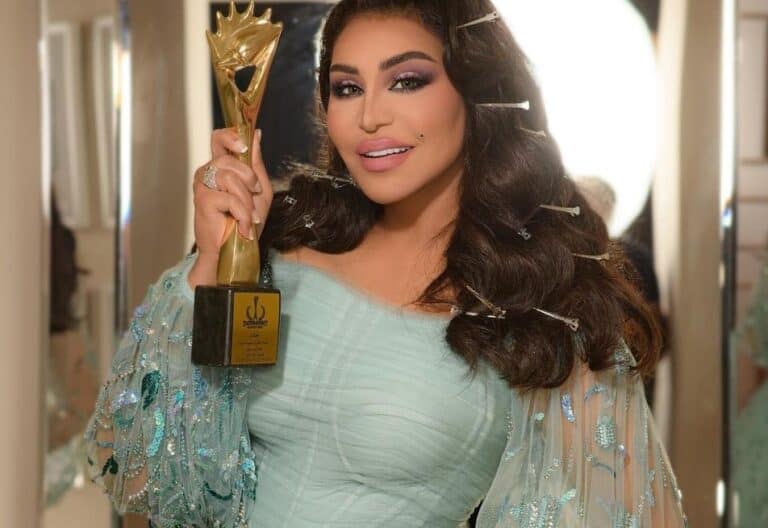 “بعدوا الشباب عني” .. أحلام تنفعل على مُعجبين بالموريكس دور بسبب نادين نجيم وتبرر لاحقاً! (فيديو) أحلام تنفعل على مُعجبين بالموريكس دور بسبب نادين نجيم وتبرر لاحقاً! watanserb.com