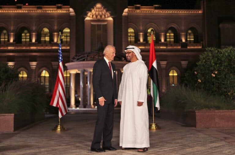 أزمة غير مسبوقة بين الإمارات وأمريكا .. مقرب من محمد بن زايد يكشف تفاصيل خطيرة أزمة غير مسبوقة بين الإمارات وأمريكا watanserb.com