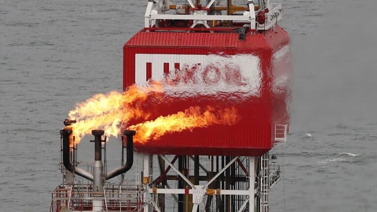 الأزمة الأوروبية تتفاقم بعد فرض الولايات المتحدة حظرًا على النفط الروسي وتأثيراته المحتملة الحظر الأمريكي على النفط الروسي watanserb.com