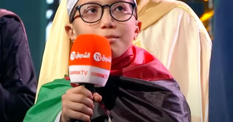 طفل جزائري تبرع لفلسطين watanserb.com