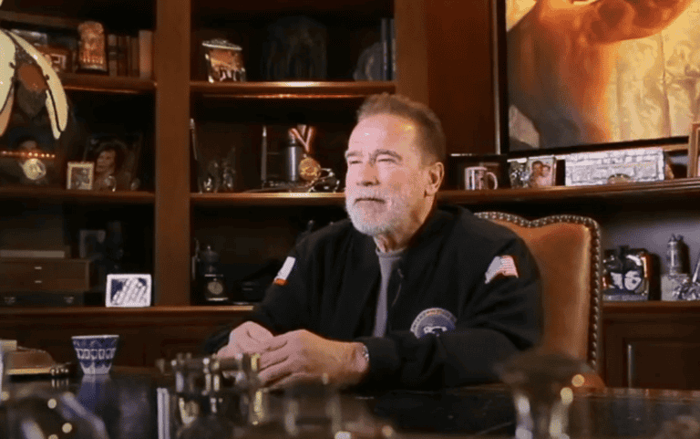 نجم هوليوود أرنولد شوارزنيجر يلتقي عائلات أسرى إسرائيليين.. لماذا أهداهم تماثيل برونزية على هيئة نسر؟ أرنولد شوارزنيجر watanserb.com