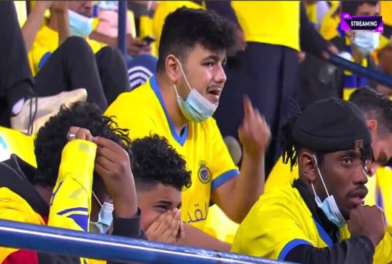 مشجع سعودي والبكاء بعد خسارة فريقه في منافسات الدوري السعودي watanserb.com