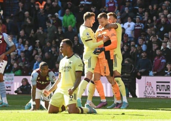 احتفال فريق أرسنال بعد تحقيق الفوز على أستون فيلا في الدوري الإنجليزي watanserb.com