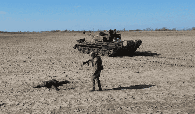 جندي روسي يسلم نفسه مع دبابته للجيش الأوكراني طمعا في مكافئة قدرها 10 آلاف دولار جندي روسي يسلم نفسه ودبابته للجيش الأوكراني watanserb.com