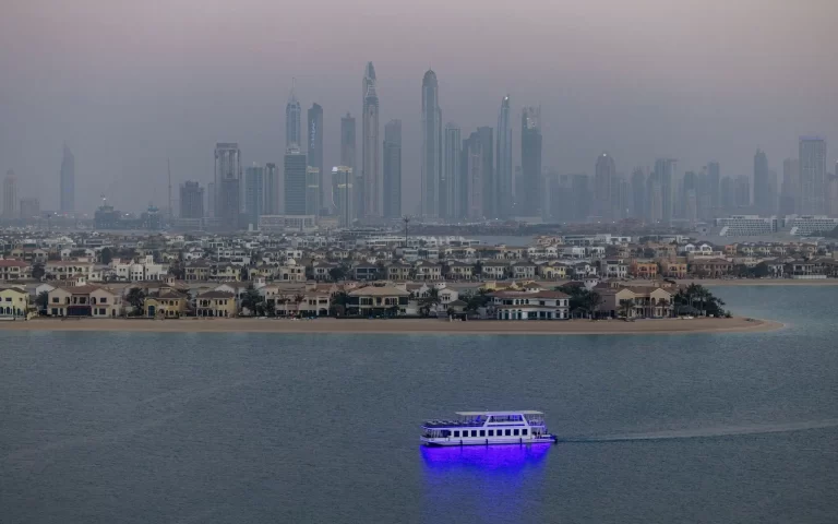 أثرياء روس ينقلون أموالهم إلى دبي في الإمارات العربية المتحدة watanserb.com