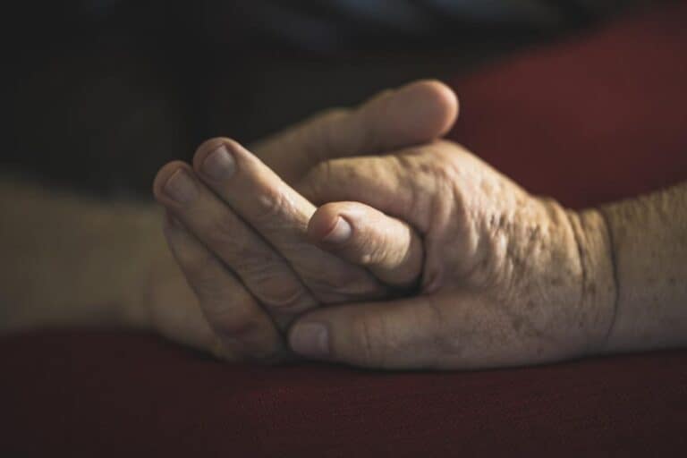 مصر.. سيدة تقتل زوجها المُسن ضرباً حتى الموت بعد علاقة محرمة مع قريبه! watanserb.com