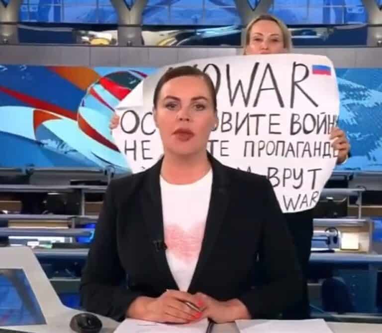 محررة في القناة الأولى الروسية تقتحم البث المباشر للنشرة الإخبارية watanserb.com