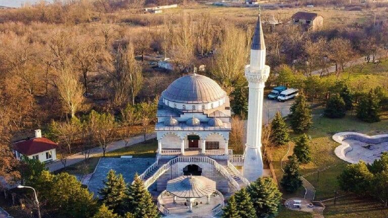 روسيا تستهدف مسجد سليمان القانوني في ماريوبول ويعاني 80 شخصا من خطر القصف قصف مسجد سليمان القانوني في ماريوبول watanserb.com