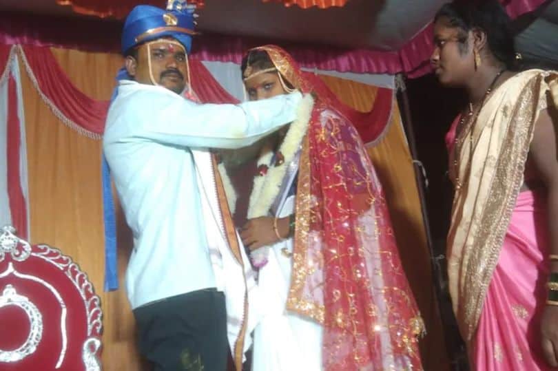 والدة عروس تخلف عريسها عن موعد زفافها يزوجها لقريب لها