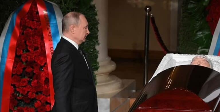 “بوتين” يحمل “الكرة النووية” خلال حضوره جنازة “جيرينفوسكي” أول من كشف موعد غزو أوكرانيا جنازة جيرينفوسكي watanserb.com