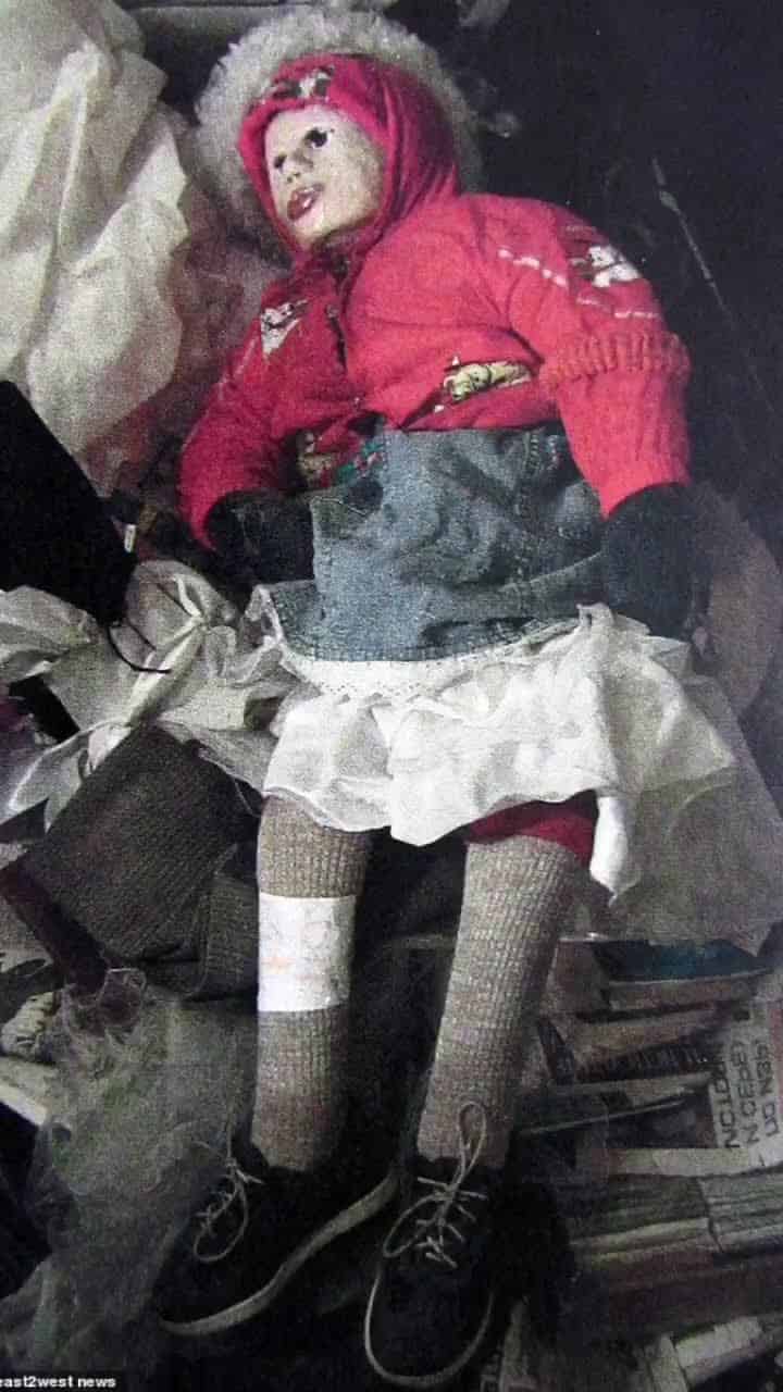 أولغا شارديموفا طفلة تم انتشالها من قبرها وتحويلها إلى دمية محنطة