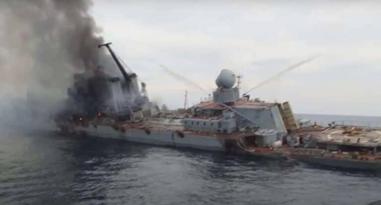 أول صور للطراد الروسي موسكفا وهو يحترق ويغرق