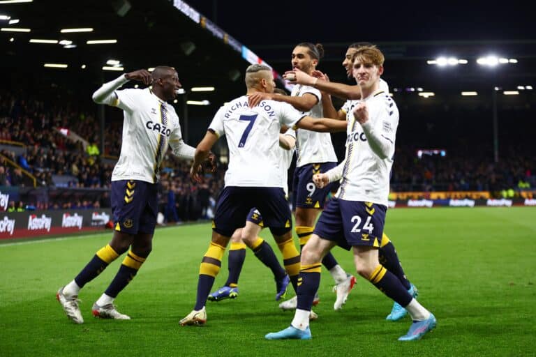 موقف إنساني يُوقف مباراة إيفرتون وبيرنلي في الدوري الإنجليزي (فيديو) موقف إنساني يوقف مباراة إيفرتون وبيرنلي في ختام الجولة ال31 من الدوري الإنجليزي watanserb.com